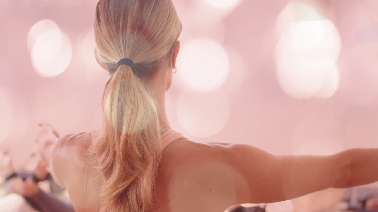 핑크 보케 애니메이션 을 통해 운동 수업 에서 팔 을 는 여자