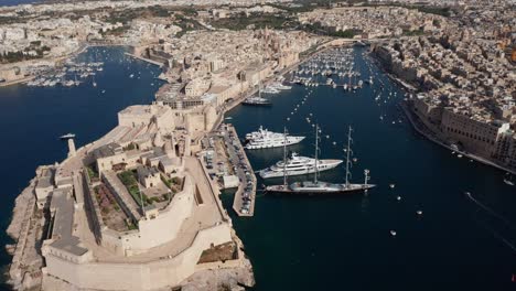 vista aérea de la ciudad de birgu, el puerto deportivo y el fuerte de san ángel. yates, barcos, mar. malta