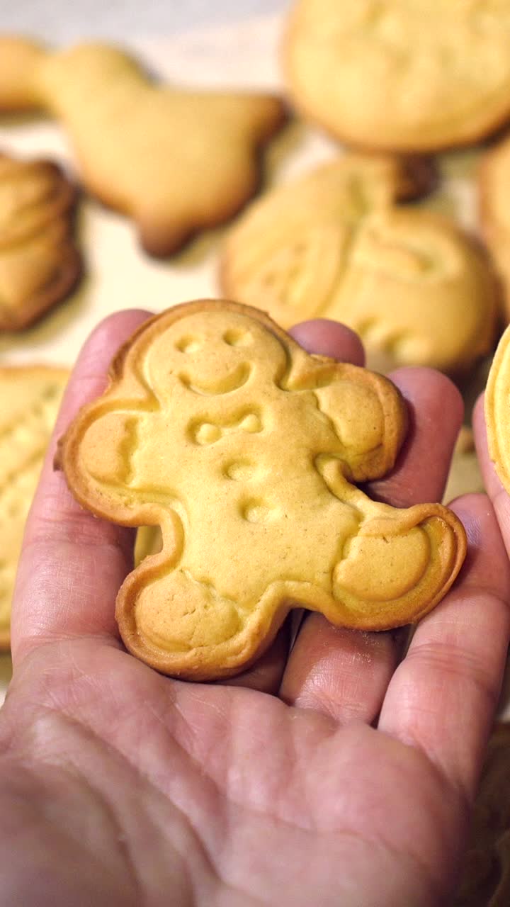 Omini di pan di zenzero e biscotti sagomati fatti in casa
