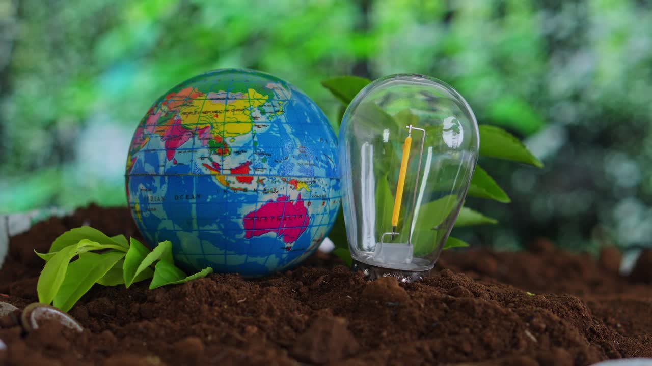 Video conceptual de un globo terráqueo y una bombilla anidados en la tierra