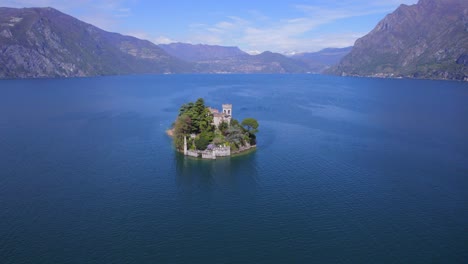 pintoresca pequeña isla medieval de loreto en el medio del lago iseo, italia