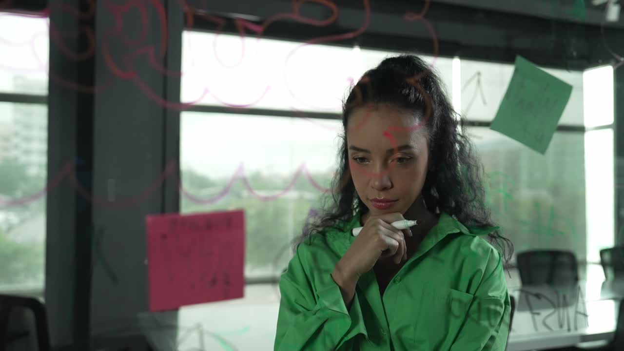 habilitada y hermosa gerente hispana pensando en la idea de marketing. manipuladora.