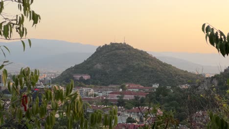 Blick-Auf-Den-Jugendhügel-In-Plovdiv-Bei-Sonnenuntergang