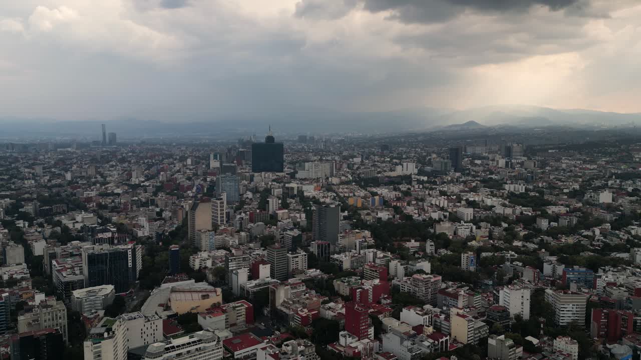 Drone flight over Napoles, Del Valle, and the Impressive WTC, real estate hubs of CDMX