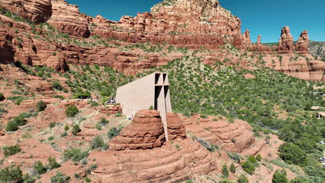 capilla de la santa cruz en lo alto de las rocas rojas debajo del imponente acantilado, sedona