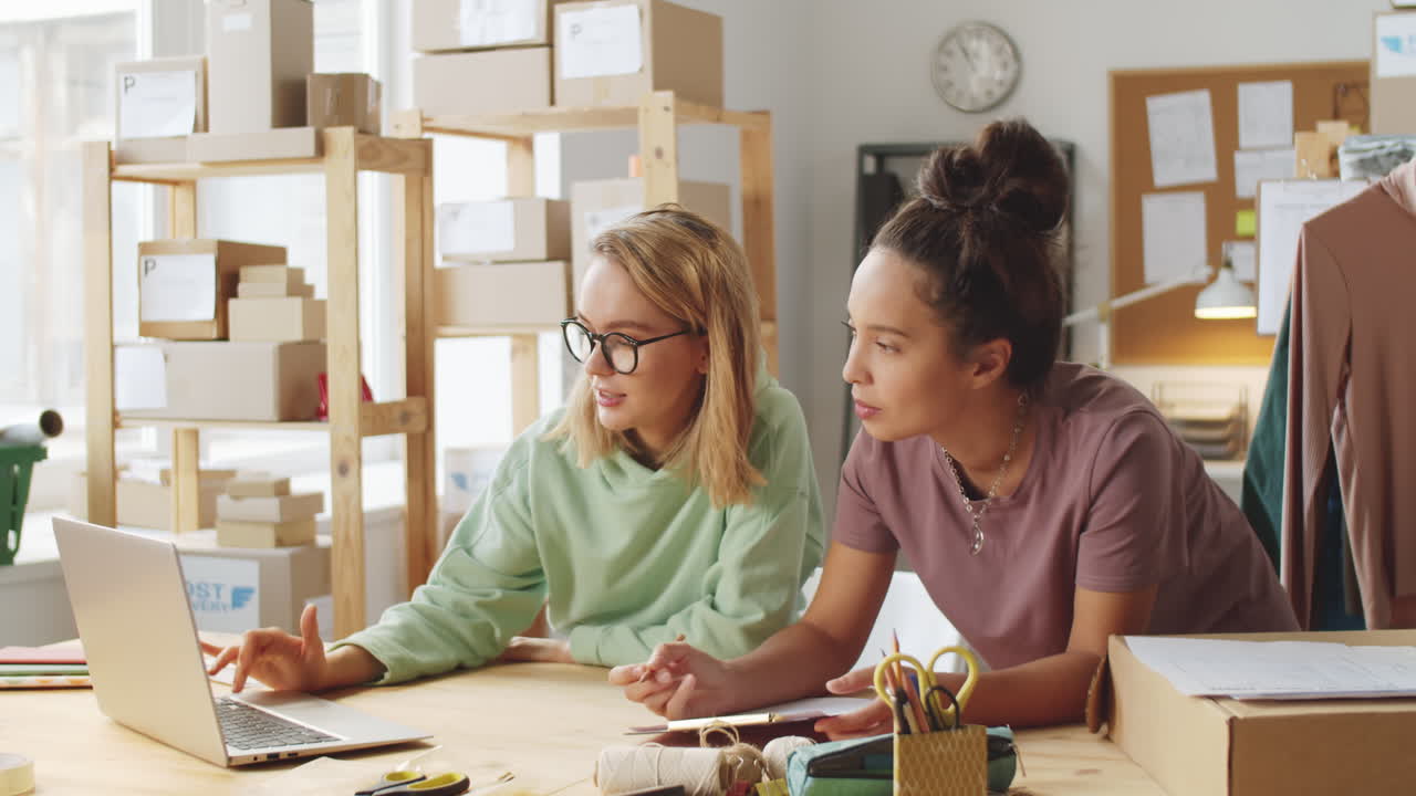 온라인 사업에서 노트북으로 일하는 여성