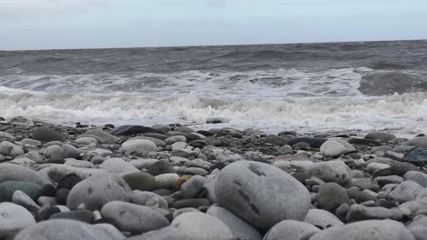 febrero de 2022 fuerte tormenta franklin rompiendo olas en la playa inglesa de guijarros
