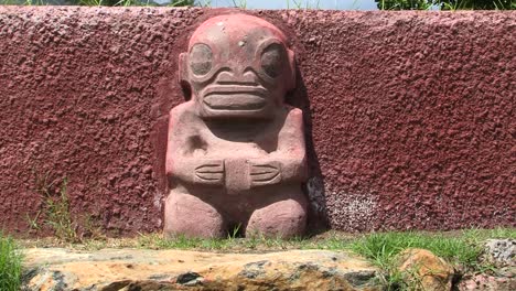 detalle de un bajorrelieve de estatua de piedra tiki, taiohae, nuku hiva, islas marquesas