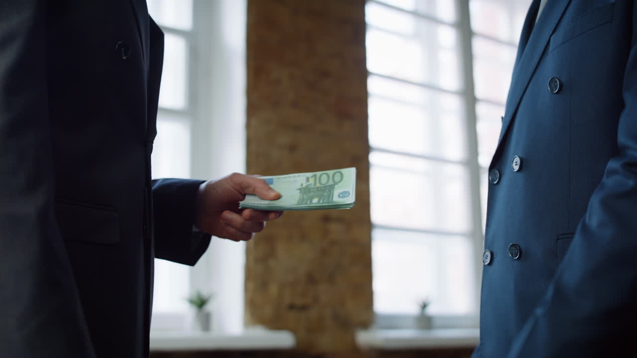 ビジネスマンが現金のパートナーにクローザップを渡す パートナーが握手し お金の支払いをする