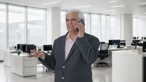 el gerente senior indio hablando por teléfono.