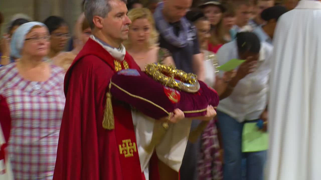 dentro de la catedral católica de notre dame en parís los visitantes religiosos besan la sagrada reliquia 2