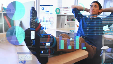 animación del procesamiento de datos digitales sobre el hombre de negocios en la oficina