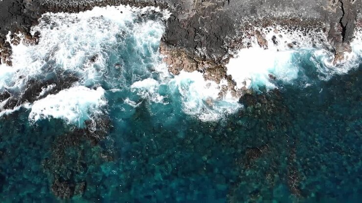 Lenta ascesa su scogliere vulcaniche e onde pacifiche
