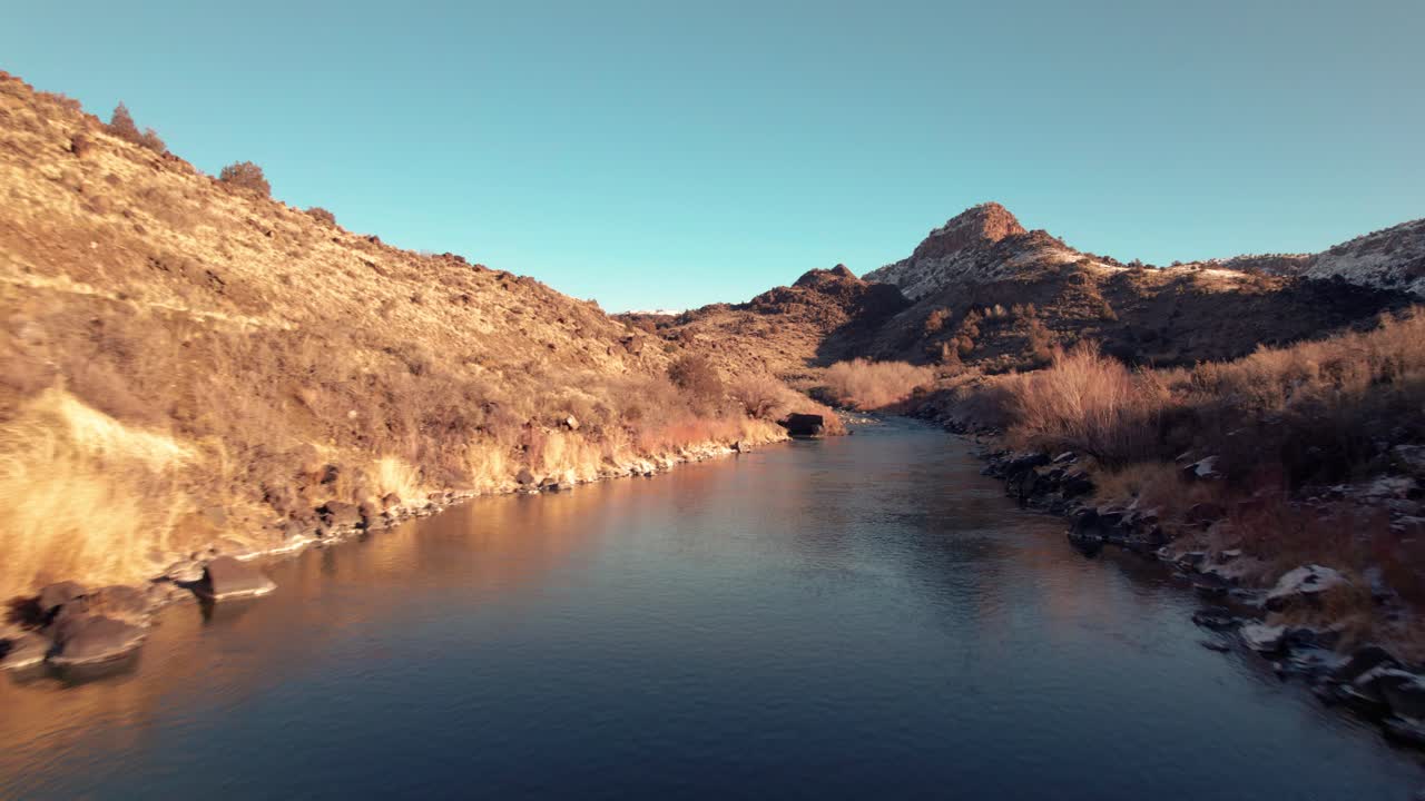 volando a través del desfiladero del río grande sobre el río durante el amanecer