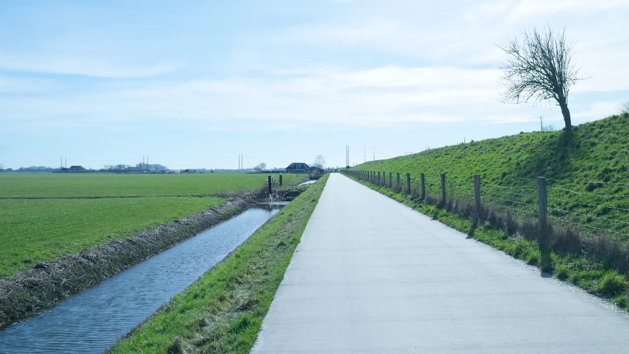 沿運河及翠綠田野的長水泥徑