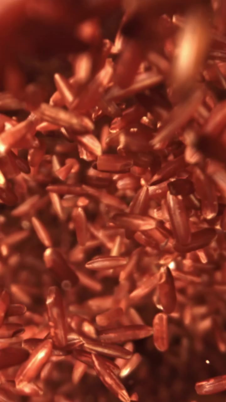 Tomada Macro Dinâmica de Grãos de Arroz Vermelho Caindo