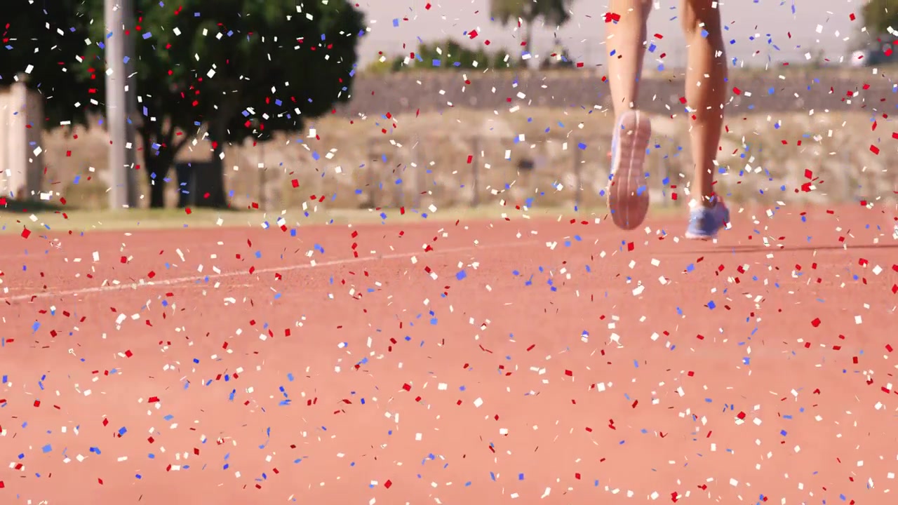 Un'atleta donna inizia l'allenamento sportivo, correndo sulla pista con coriandoli che le oscurano i piedi.