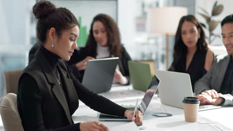 mujer en una reunión en la oficina con una computadora portátil