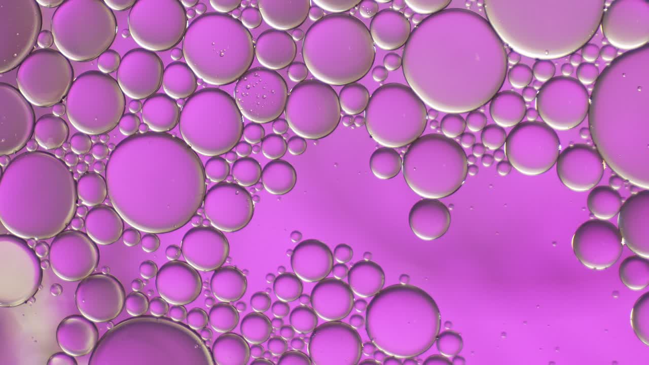 물 위에 떠다니는 기름방울의 다채로운 예술적.