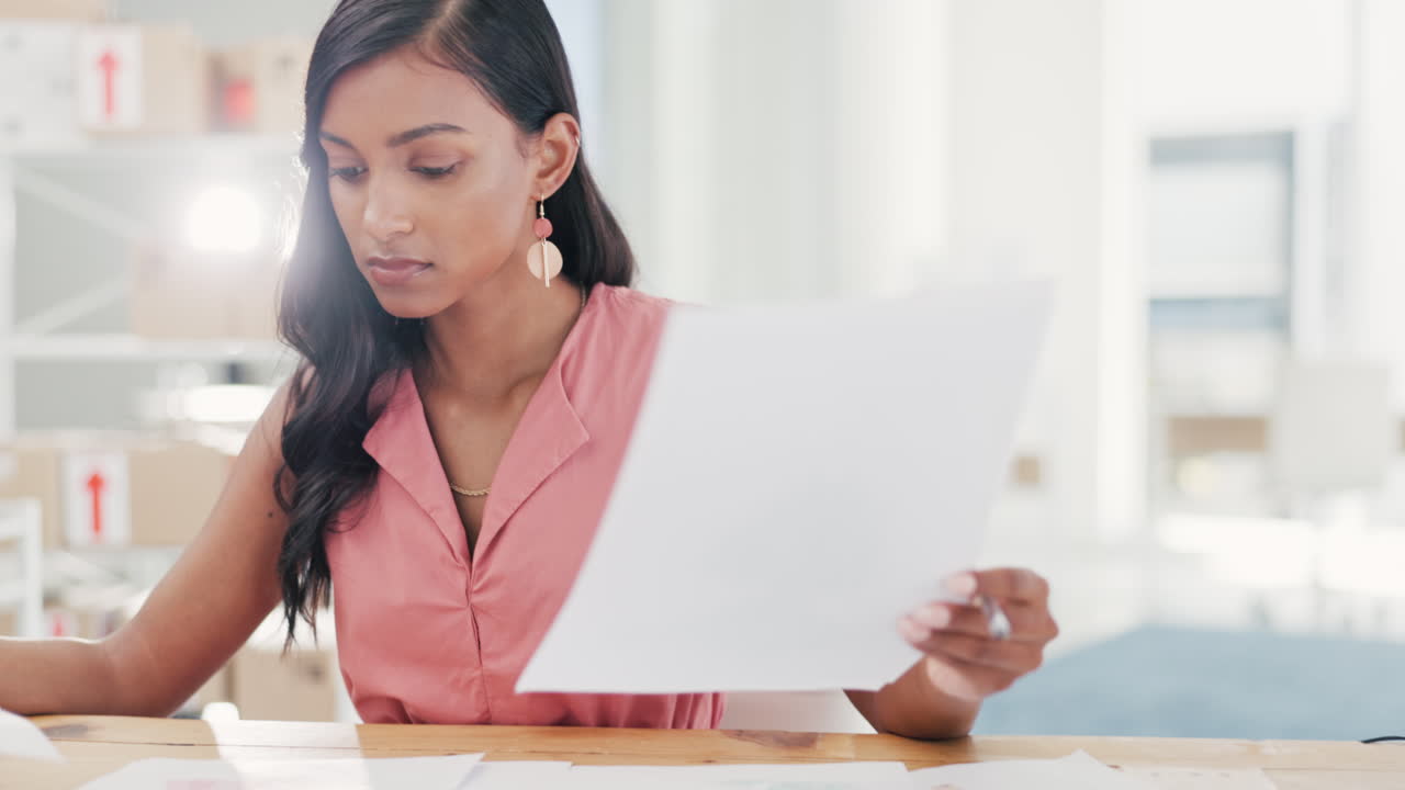 Mal di testa, stanca e donna con una startup