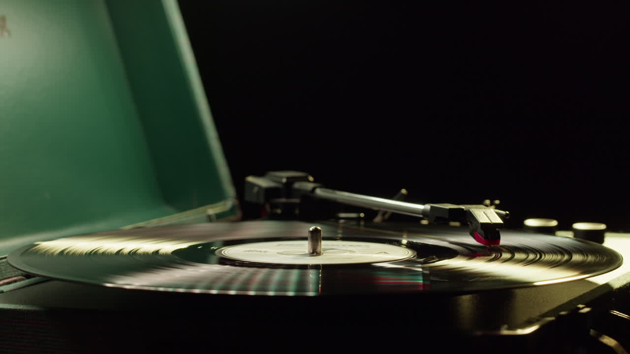 Giradischi retrò che riproduce un disco in vinile