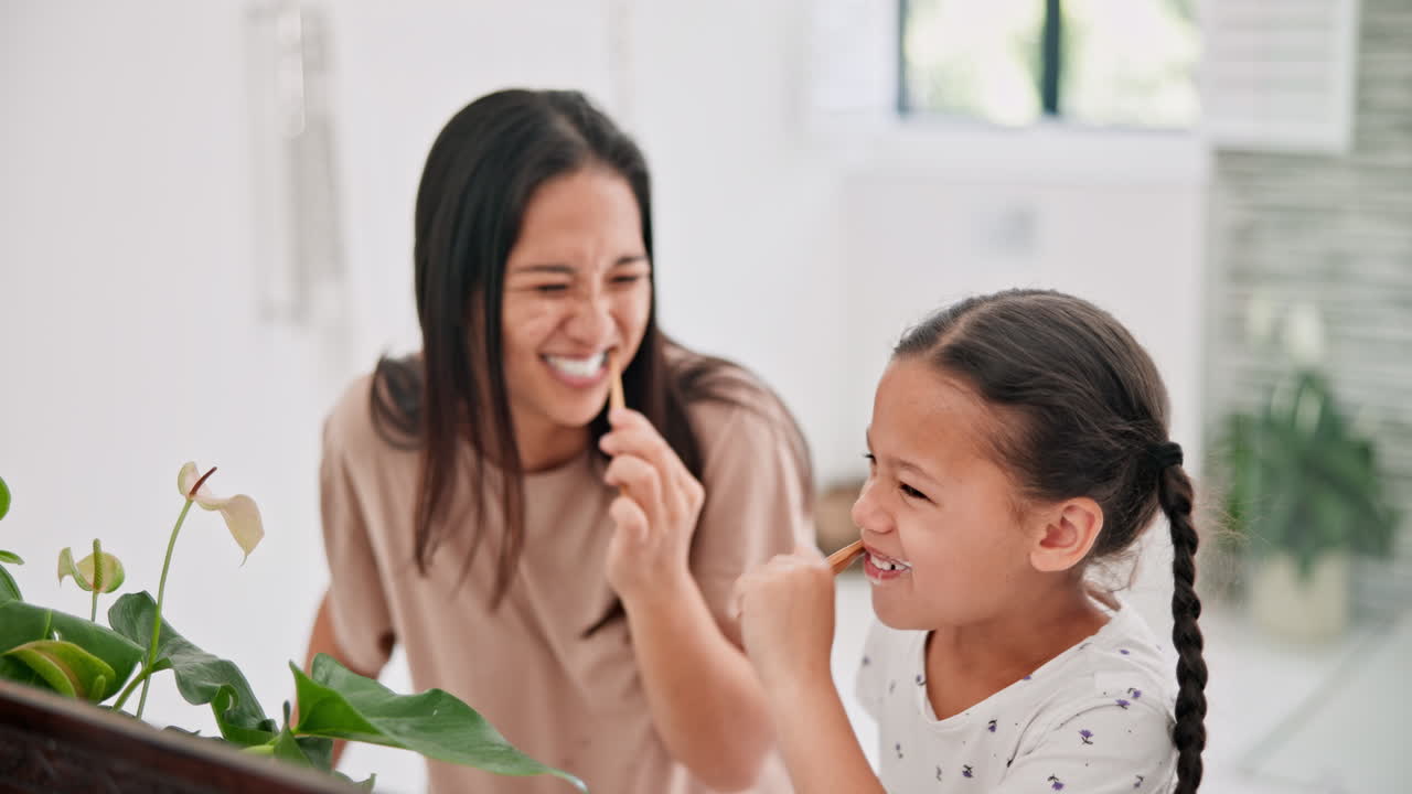 엄마 와 딸 이 치아 를  ⁇ 고 있다