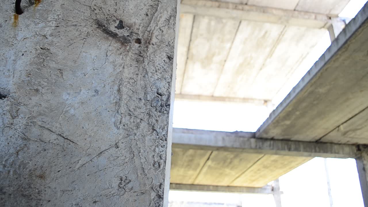 Muri di un edificio industriale e mattoni. Impianto incompiuto