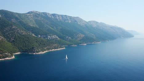 Velero-Navegando-Cerca-De-La-Península-De-Peljesac-En-Croacia