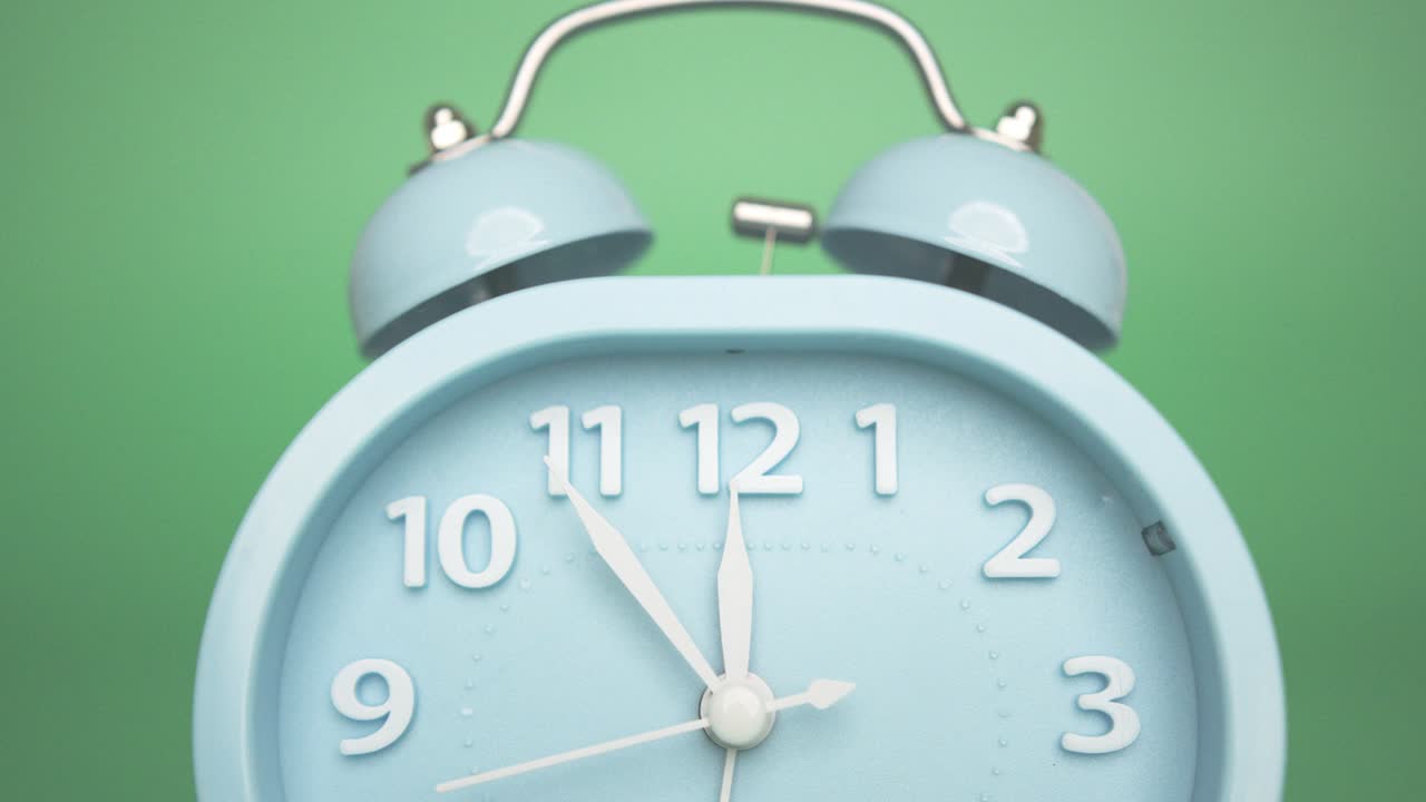 가까이 보면 파란 알람 시계가 시간의 흐름을 보여줍니다.