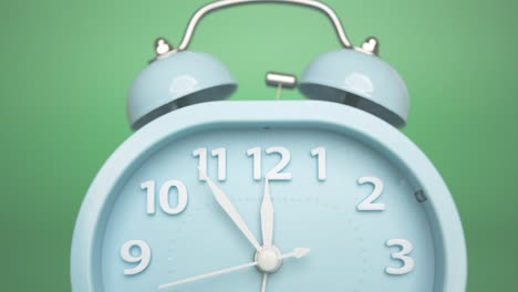 de cerca, el despertador azul muestra el paso del tiempo.