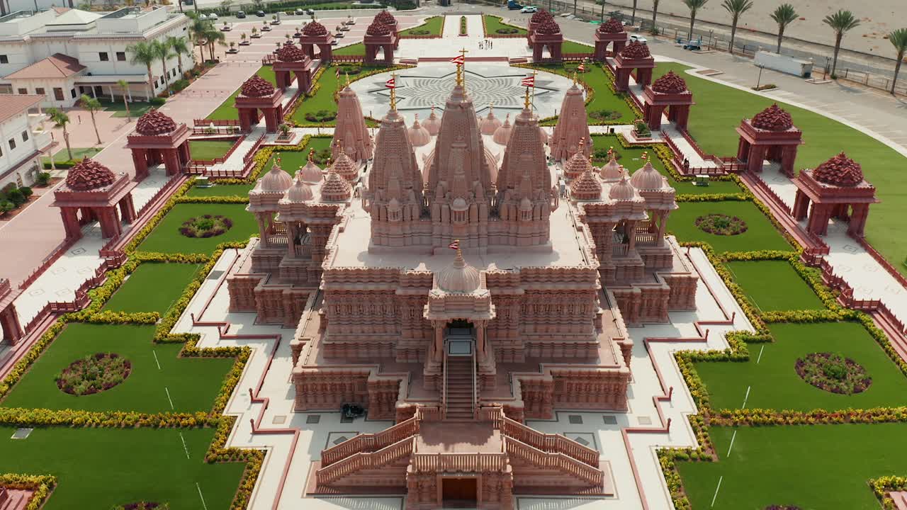 vista panorámica aérea del templo baps shri swaminarayan mandir en chino hills, california