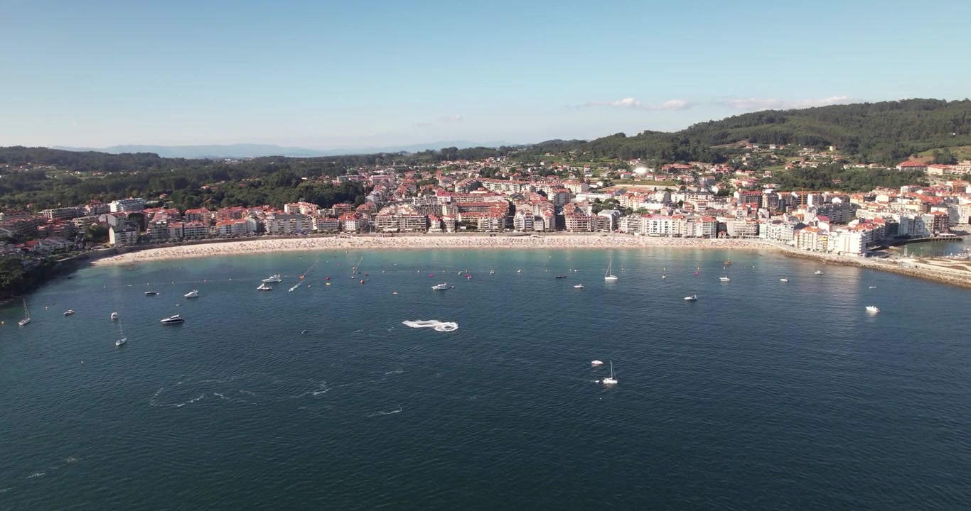 Vista Aérea da Bela Cidade Litorânea de Sanxenxo na Galiza, Espanha