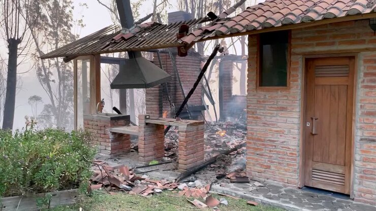 Una casa ha sido quemada hasta los cimientos por un incendio forestal