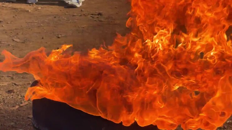 Incendio spento con una coperta di stoffa all'aperto. Filmato concettuale di formazione sulla sicurezza antincendio, emergenza e lotta antincendio