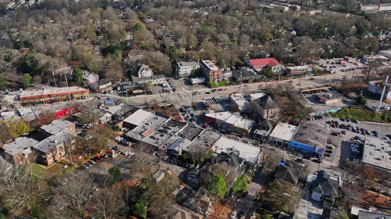 atlanta antena v783 cinemática vista de pájaro sobrevuelo de la avenida moreland en el vecindario de cinco puntos, la inclinación hacia arriba revela el paisaje urbano del centro durante el día - filmado con mavic 3 cine - diciembre de 2021
