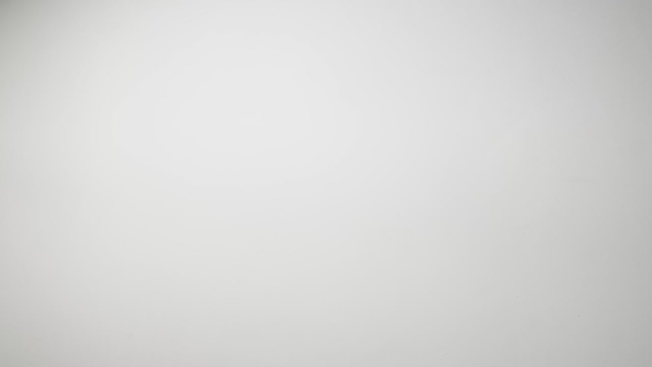 toma de estudio aérea de un jugador de baloncesto masculino saltando para disparar la pelota a la canasta