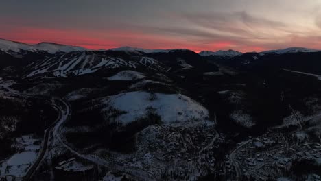 centro del parque de invierno resort fraser colorado vecindario naranja puesta de sol amanecer pueblo ciudad drone aéreo montañas rocosas parque nacional mary jane corona berthoud paso diciembre solsticio de invierno pan izquierda