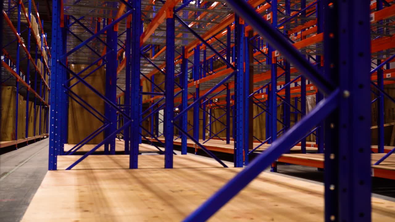 enfoque de estanterías nuevo almacén de acero centro de distribución estanterías estanterías inventario de productos almacenamiento de muebles interiores metal azul naranja equipo industrial logística de negocios ventas de transporte vacío