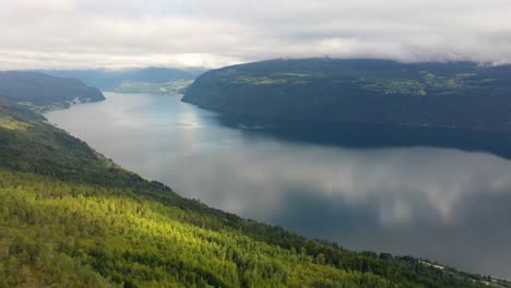 Imágenes-Aéreas-Hermosa-Naturaleza-Noruega.