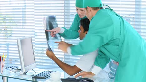 Medical-team-examining-an-xray