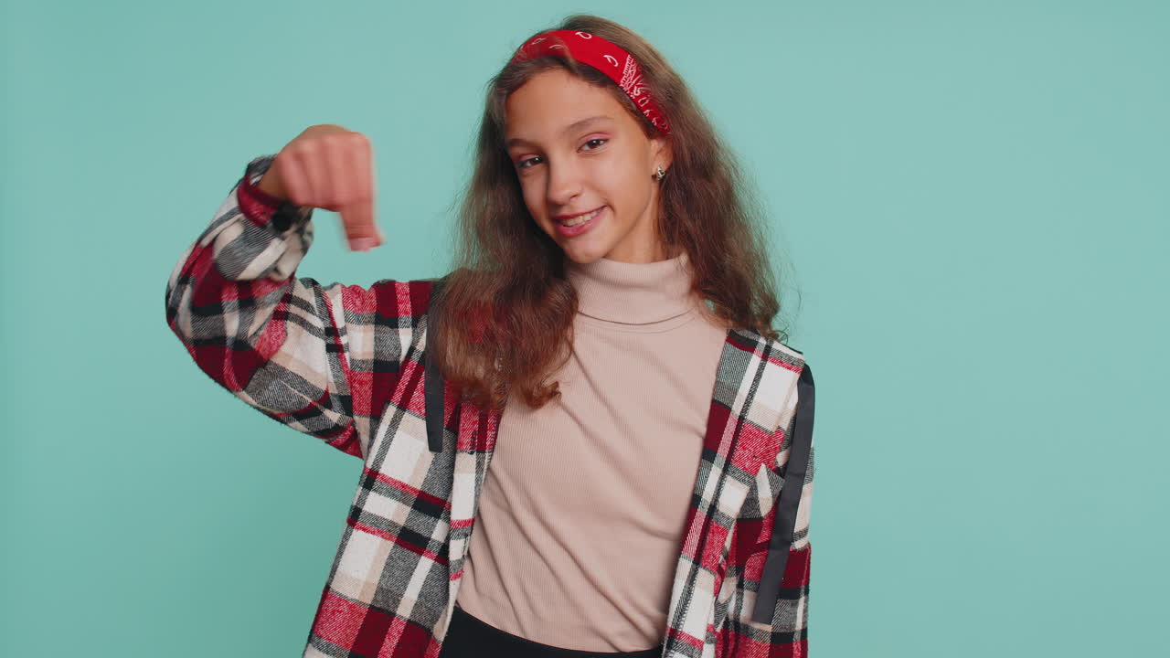 niña niño señalando hacia abajo, diciendo para suscribirse, gestando ok, como, mostrando lugar para la información