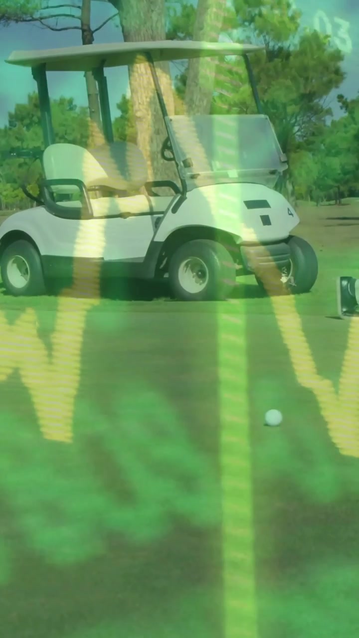 Video verticale: Un carrello al centro, una pallina da golf che rotola da destra sull'erba, con l'HUD che traccia i dati.