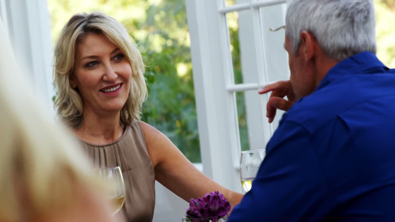 레스토랑에서 와인을 마시면서 상호 작용하는 커플