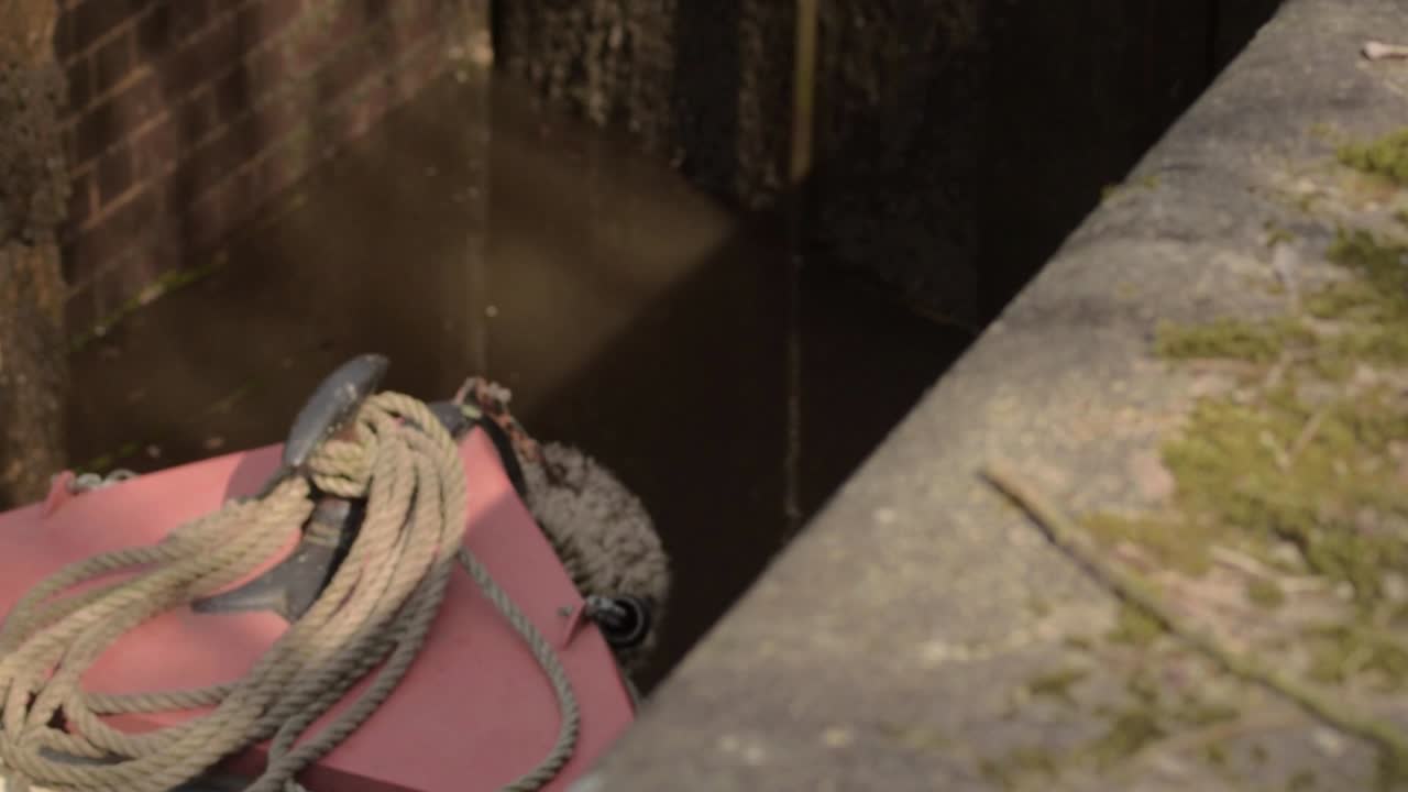 자물쇠에서 하강하는 운하 바지선