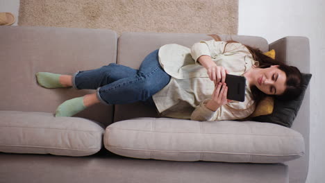 una chica joven en casa.