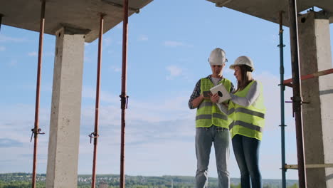 ingenieros industriales que trabajan en una planta de reciclaje con una tableta