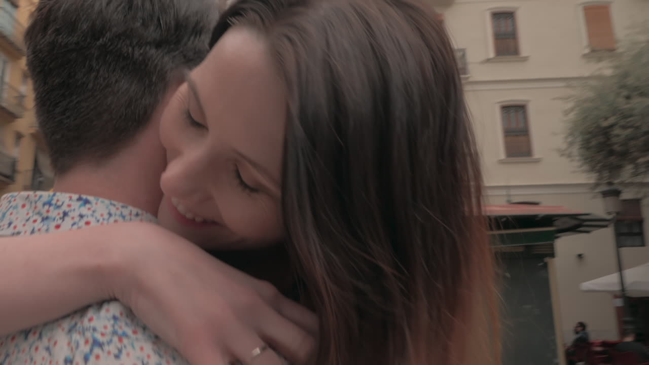 en los abrazos del hombre que ama