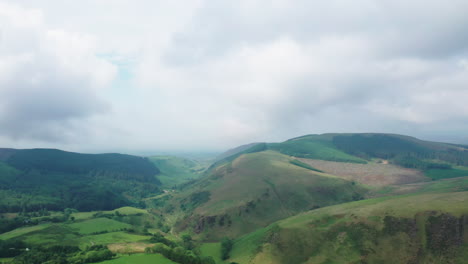 Toma-Aérea-Del-Paisaje-Montañoso-En-El-Distrito-Inglés-De-Los-Lagos,-Día-Brillante-Pero-Nublado