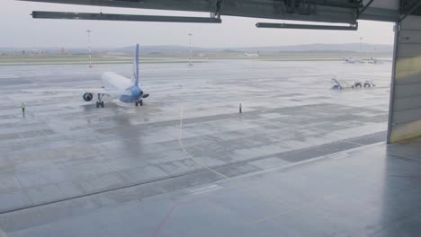 avión en el aeropuerto