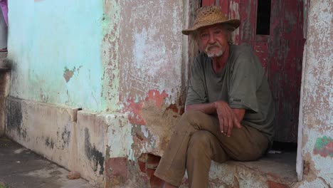 un anciano amable sonríe en trinidad cuba 2